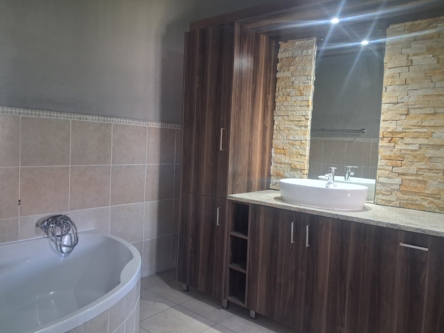 To Let 3 Bedroom Property for Rent in Hillside Free State